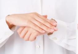 手上的白癜风是怎么引起的